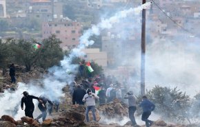 إصابة عدد من المواطنين خلال مواجهات مع الاحتلال في الخليل
