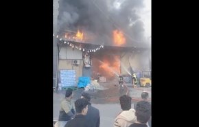 بالفيديو..حريق كبير يلتهم احدى المخازن الغذائية في محافظة  كربلاء المقدسة