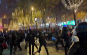 اشتباكات مستمرة بين شرطة مكافحة الشغب الفرنسية والمشجعين المغاربة +فيديو