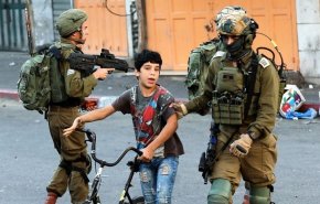قوات الاحتلال تعتقل طفلا من بيت أمر