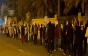 بحرينيون يطلقون هتافات ضد ملك البحرين