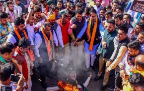 أعضاء بالحزب الحاكم الهندي يحرقون مجسمات لوزير خارجية باكستان