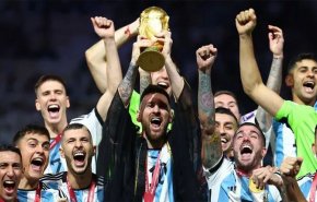 شاهد.. ميسي يحقق حلم الارجنتينيين ويرفع كأس العالم 