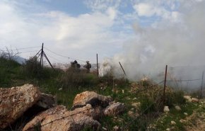 قوات الاحتلال تطلق قنبلة دخانية لإبعاد الجيش واللبنانيين قرب الحمامص