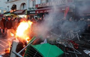 تظاهرات في باريس عقب الاعتداء المسلح.. والمنفذ يؤكّد أن دوافعه 