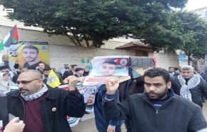 أهالي مخيم الأمعري يشيعون أبو حميد رمزيا احتجاجا على احتجاز جثمانه