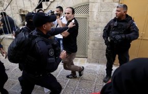 الاحتلال يعتقل 4 شبان من المسجد الأقصى