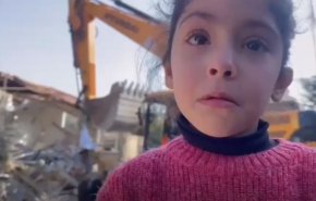 شاهد.. بكاء طفلة فلسطينية أثناء هدم منزلها قسراً في القدس