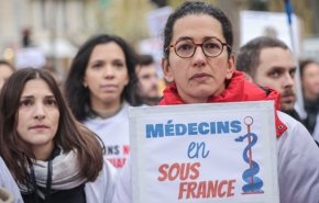 تظاهرات کادر درمانی فرانسه در خیابان‌های پاریس +فیلم