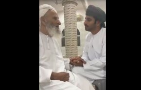 بالفيديو..شاب يقرأ القرآن على والده المسن 