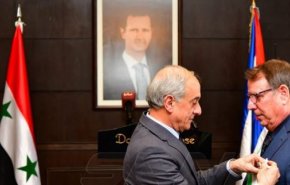 الرئيس السوري يمنح السفير الكوبي وسام الاستحقاق بدرجة ممتاز