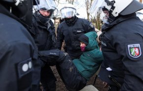 خشونت پلیس آلمان علیه معترضان به سیاست‌های ضد محیط زیستی دولت
