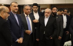 وزير الخارجية الايراني يزور قبور شهداء المقاومة في 