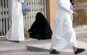 مواطنة سعودية تضطر للوقوف في الشارع لتامين لقمة عيشها!