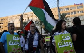 به اهتزاز درآمدن پرچم فلسطین در تظاهرات علیه نتانیاهو در تل آویو
