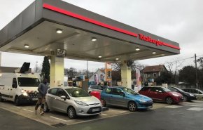 هجوم فرانسویان به پمپ بنزین‌ها