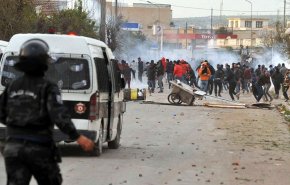 چهارمین روز اعتراضات ضد دولتی مردم تونس و درگیری‌ با نیروهای امنیتی