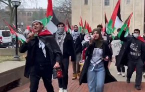 شاهد تظاهرة بالأعلام الفلسطينية في وجه هاريس بجامعة أمريكية