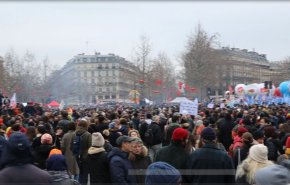 تنديدا بسياسات ماكرون.. تظاهرات تاريخية تعم شوارع باريس +فيديو