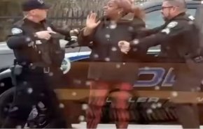 شرطي أمريكي يلكم سيدة من أصول أفريقية بطريقة وحشية