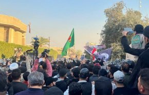 تجمع عراقی‌ها مقابل سفارت سوئد در اعتراض به هتک حرمت قرآن کریم