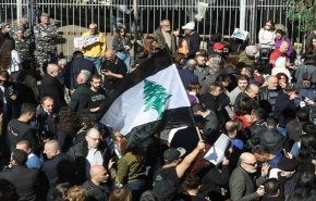 أهالي ضحايا انفجار مرفأ بيروت يعتصمون دعما للقاضي البيطار