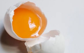 هل أكل البيض النيء سيء فعلا؟
