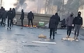 شاهد.. شبان فلسطينيون يغلقون شوارع بلدة جبل المكبر بالقس المحتلة