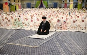 قائد الثورة الاسلامية يشارك في مراسم حفل تكليف طالبات المدارس