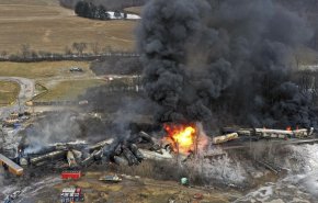حريق هائل إثر خروج قطار يحمل مواد كيميائية عن مساره في شمال أمريكا