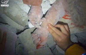 صحنه های دلخراش از لحظه نجات یک نوزاد شیر خواره سوری از زیر آوار +ویدیو