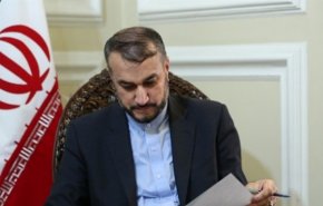 وزير الخارجية يستلم برقيات التهنئة بمناسبة ذكرى انتصار الثورة الاسلامية