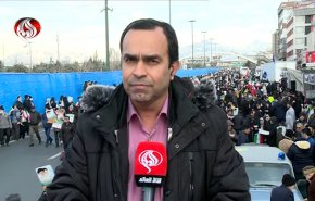 شوارع طهران تغص بمحتفلي ذكری انتصار الثورة الاسلامية