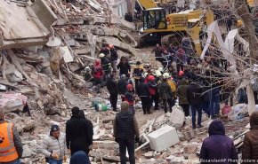 شاهد.. انهيار أنقاض مبنى على فريق إنقاذ في تركيا