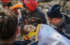 إنقاذ طفلة من أنقاض الزلزال بعد 131 ساعة فی ترکیا