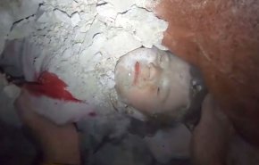 لحظه دلخراش نجات یک نوزاد شیر خواره سوری از زیر آوار 