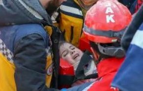 تركيا .. انتشال طفل على قيد الحياة من تحت الأنقاض 