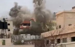 قوات الاحتلال تفجّر منزل الشهيد محمد الجعبري في الخليل + فيديو