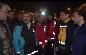 بالفيديو..وزير الصحة التركي ينجو بإعجوة من كرة لهب ضخمة سقطت أمامه