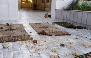مستوطنون ينتهكون حرمة مسجد في الخليل
