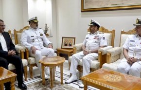 دیدار دریادار ایرانی با رئیس ستادکل نیروهای مسلح عمان