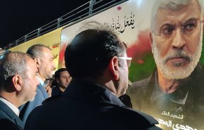 شاهد.. وزير الخارجية الايراني يزور موقع اغتيال قادة النصر