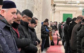آلاف الفلسطينين يؤدون صلاة الفجر في المسجد الأقصى المبارك