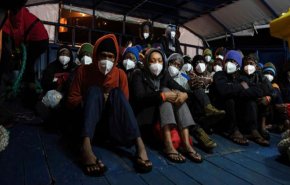 مصرع 40 مهاجرا في غرق سفينة قبالة سواحل إيطاليا
