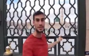 شاهد/صحفي إسرائيلي يدخل المسجد النبوي الشريف ويصور فيه 