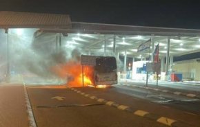 زخمی شدن چند صهیونیست و آتش گرفتن اتوبوس شهرک نشینان در کرانه باختری