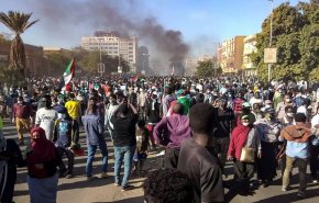 تظاهرة حاشدة وسط الخرطوم.. وقوات الأمن تطلق الغاز