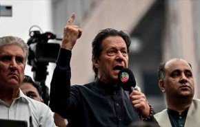 أمر باعتقال رئيس وزراء باكستان السابق عمران خان وسط تظاهر مؤيدة
