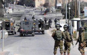 شاهد.. إصابة 3 مواطنين فلسطينين خلال اقتحام مخيم 'عقبة جبر'