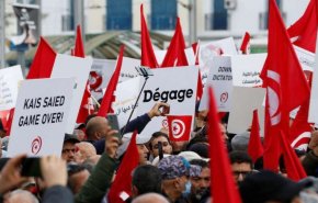 اتحاد الشغل بتونس يتظاهر ضد سعيّد.. والأخير يحذّر من مشاركة الأجانب 